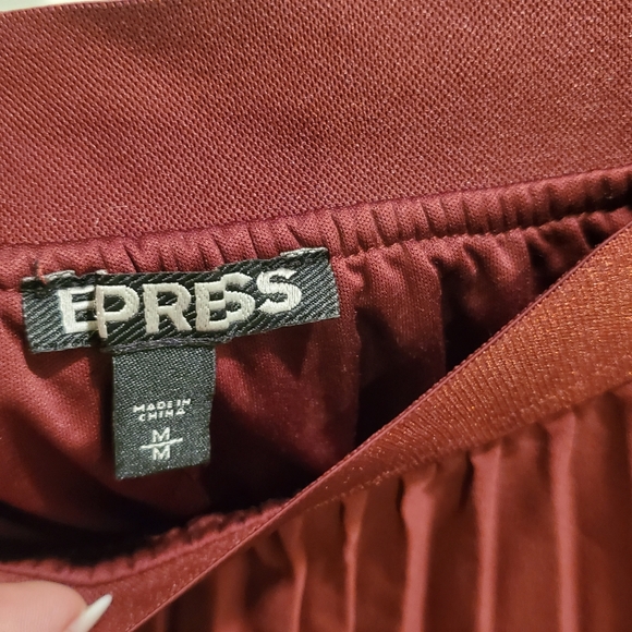 Burgundy pleated skirt - Picture 11 of 12